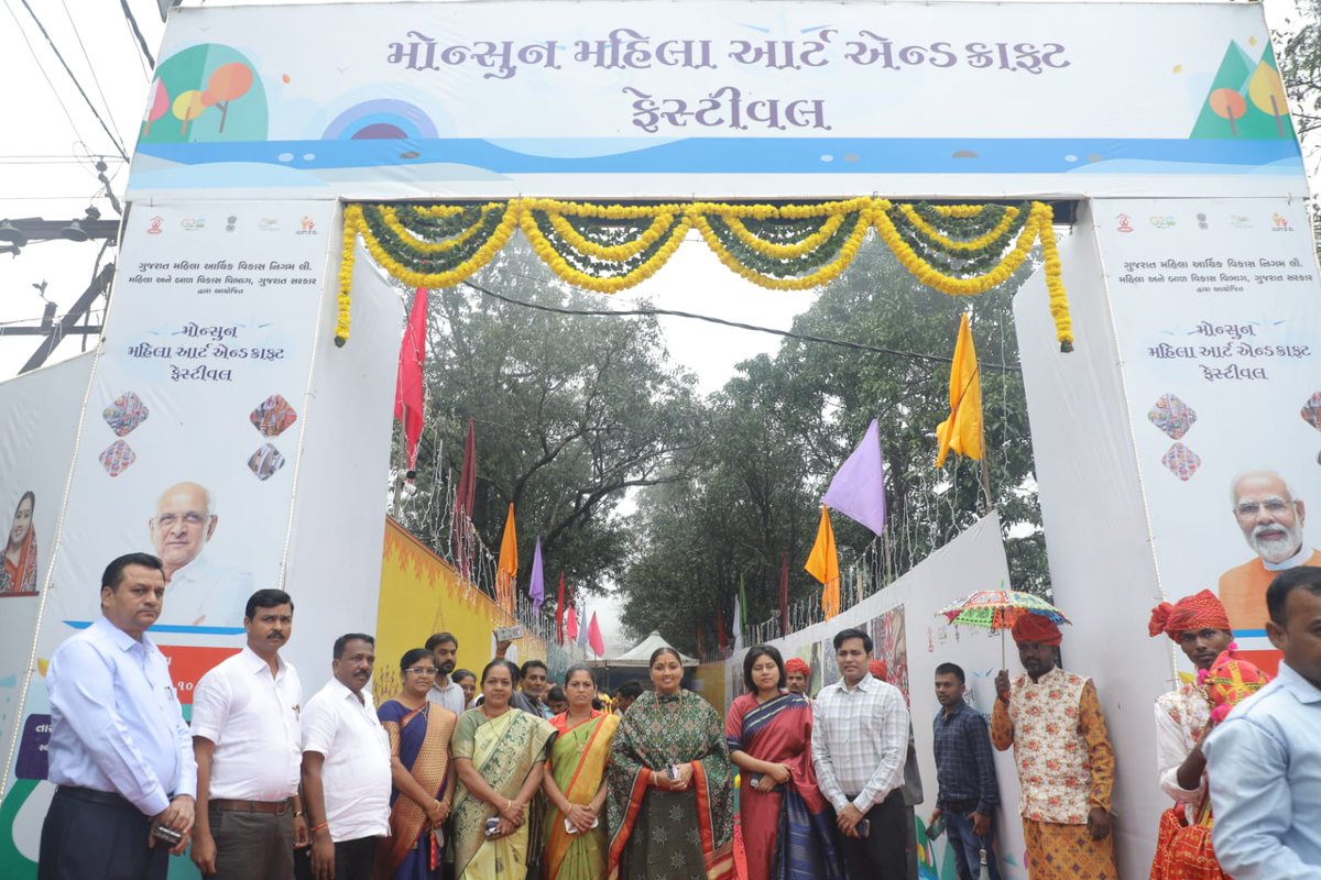 GwedcG's tweet photo. મહિલા સ્વરોજગારીને પ્રોત્સાહન આપવાના હેતુથી સાપુતારા ખાતે  માન.મંત્રીશ્રી ભાનુબેન બાબરીયા,ICDSના માન.નિયામકશ્રી ડો.રણજીત કુમાર સિંહ અને ગુજરાત મહિલા આર્થિક વિકાસ નિગમના માન.મેનેજિંગ ડિરેક્ટરશ્રી ડૉ.હસરત જાસ્મીનની પ્રેરક ઉપસ્થિતમા મોનસુન મહિલા આર્ટ એન્ડ ક્રાફ્ટ ફેસ્ટિવલનો શુભારંભ. https://t.co/NtzNT1jCmK