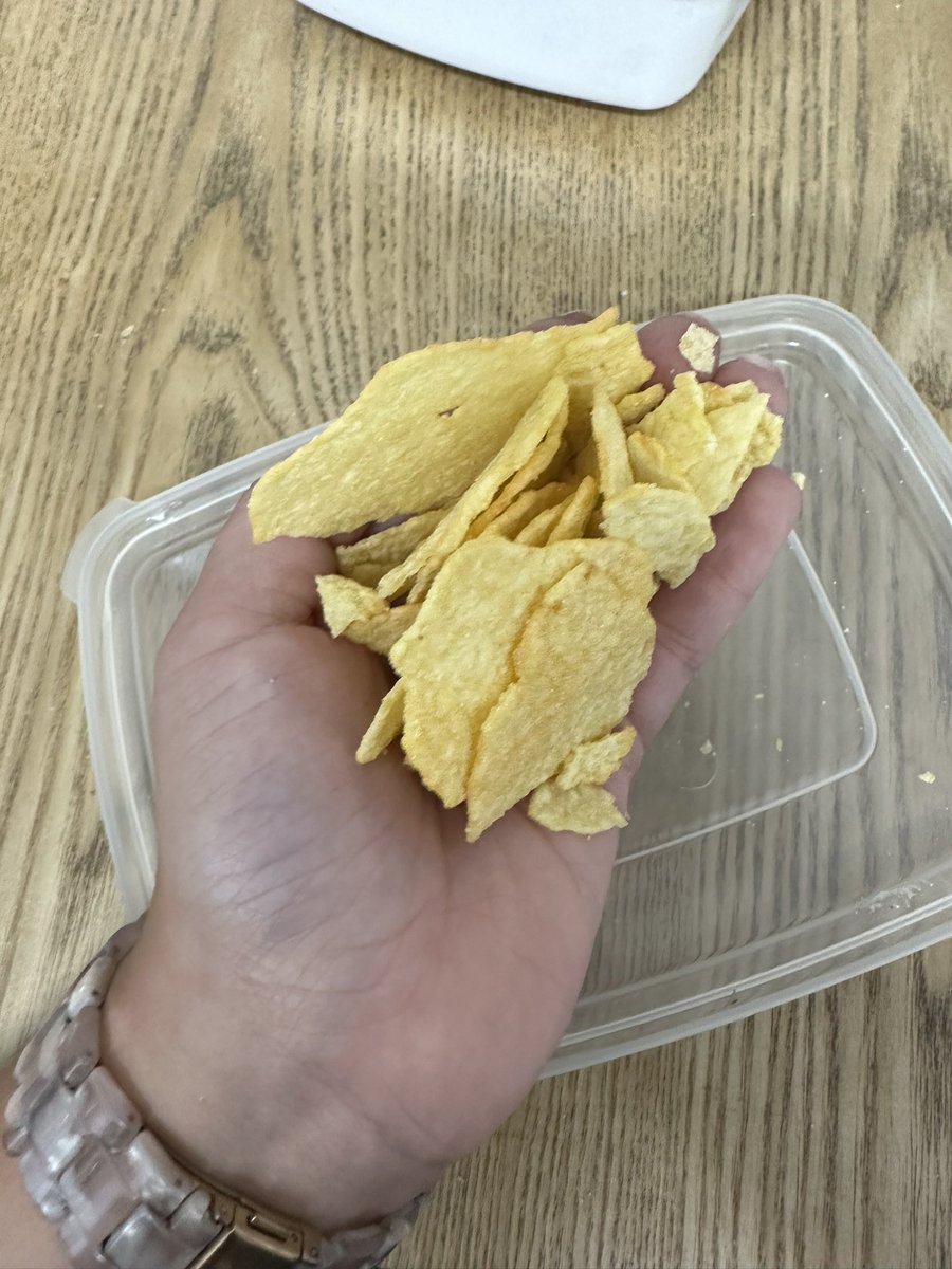 MissEmilyRhodes's tweet photo. @walkers_crisps  when ya open ya bag of crisps for ya lunch and there’s only a hand full… stealing my money😂 https://t.co/0TDSgSc5hT