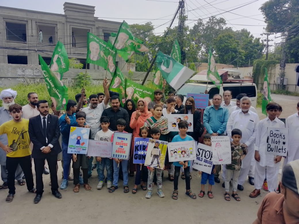 Great initiative by @AunazaM Children & parents together protest in Lahore to #STOPCHILDABUSE #JusticeForFatima #JusticeForRizwana