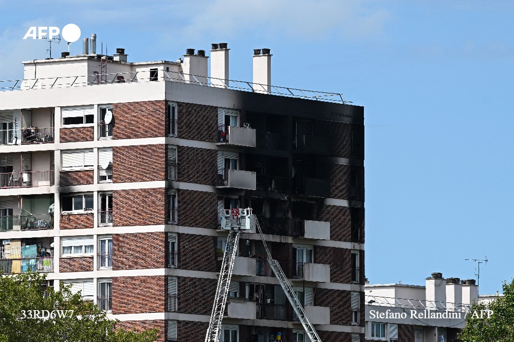 🇫🇷 Une femme est décédée et plusieurs autres personnes, dont deux pompiers, ont été blessées dans un incendie dans un immeuble d'habitation à L'Île-Saint-Denis, en Seine-Saint-Denis, a appris l'#AFP auprès des secours, d'une source policière et du maire de la ville