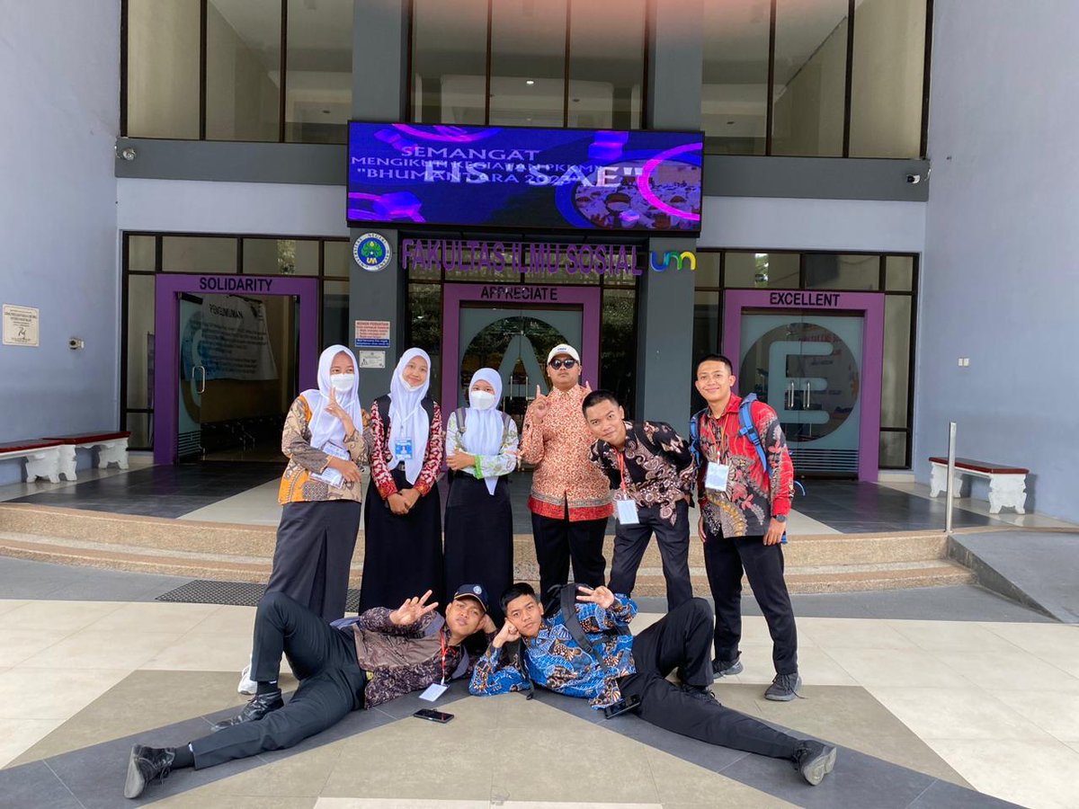 Luqmanullll's tweet photo. Saya Luqman dari Vokasi Bangga Menjadi Bagian dari Laskar Dewantara Muda 2023
#Day3PKKMBUM2023
#PKKMBUM2023
#MabaUM2023 
#BEMUM2023
#UMtheOnlyOne
#LaskarDewantaraMuda
#universitasnegerimalang 
#NalendraMudhaReksabhuana 
#DirgahayuRepublikIndonesiaku 
@BEMUMOfficial https://t.co/Juqpp8VzUp