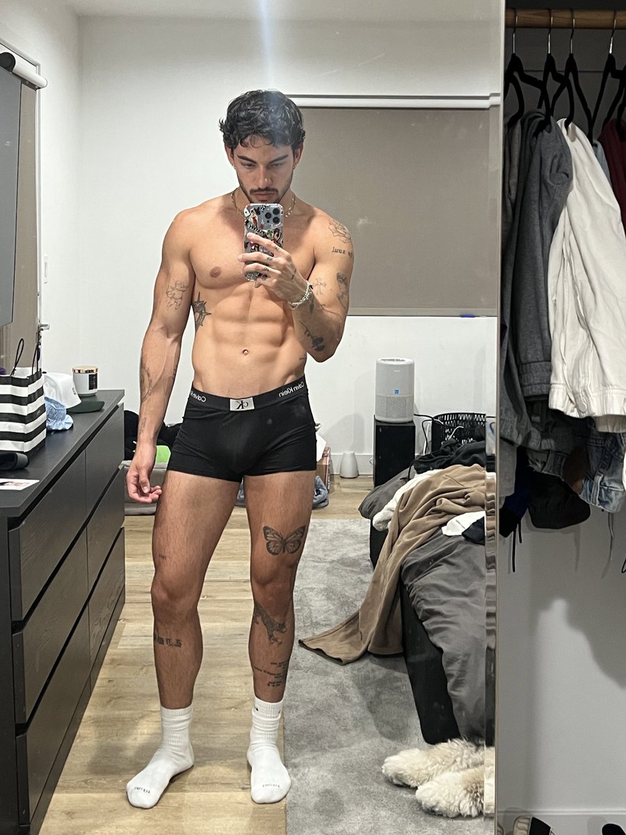 boynamedluis's tweet photo. my room is a mess. https://t.co/JHZFFzJqWh