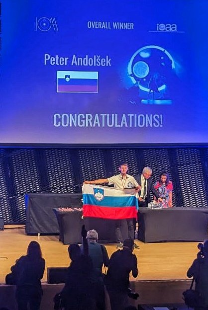 Peter Andolšek je skupni zmagovalec 16. mednarodne olimpijade iz astronomije in astrofizike 2023! Zmagal je še v dveh od treh kategorij, v astronomskih opazovanj in obdelavi podatkov. To je to.