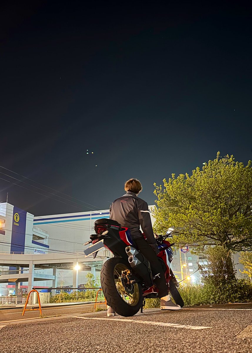 初！軽く自己紹介
性別 : 男
年齢 : 21
身長 : 174
本地 : 神奈川県
愛車 : CBR250RR MC51
好き : ゲーム、キャンプ、野球観戦
一言 : 皆さんは、右顔派？左顔派？
#バイク乗りと繋がりたい
#バイクの日