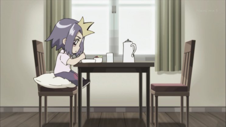 진짜 마음 아픈데 의자 높이 안 맞아서 방석 하나 깔고 앉은 거 너무 귀여움