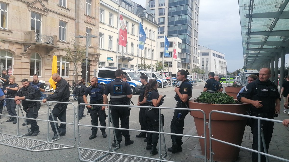 ThomasPWue's tweet image. 14:00 Heute berichte ich aus Kaiserslautern Neonazis der Kamaradschaften Rheinhessen wollen eine Veranstaltung zu Rudolf Heß abhalten, dazu gibt es eine Gegendemonstration die sich eine Stunde vorher trifft dort sind bereits über 100 Teilnehmende. #kl1908