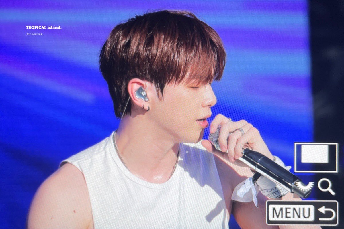 tropical_1210's tweet photo. 230819 SUMMER SONIC 2023 OSAKA
노래하는 녜리 제일 좋아 🎤❤️
#강다니엘 #KANGDANIEL https://t.co/64R6sBcKjw