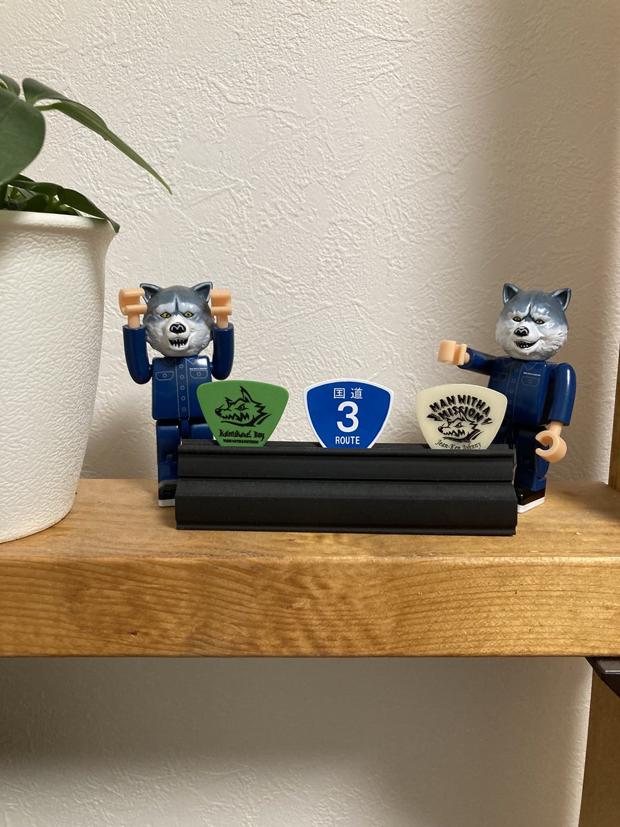 moto5619's tweet photo. ピック並べてみました✨

我が家のご本尊的位置付けです🙏🙏🙏

それぞれ福岡、鹿児島でゲットしたので、持ってた3号線のピックがまるで２つを繋げてくれたように勝手に思ってます🤝（ローカルな話ですみません💦）

#MWAM
#MANWITHAMISSION
左ボイさん
#BCW
#Zepp福岡
右ジョニさん
#WOP
#宝山ホール https://t.co/7XcnWWAl8u