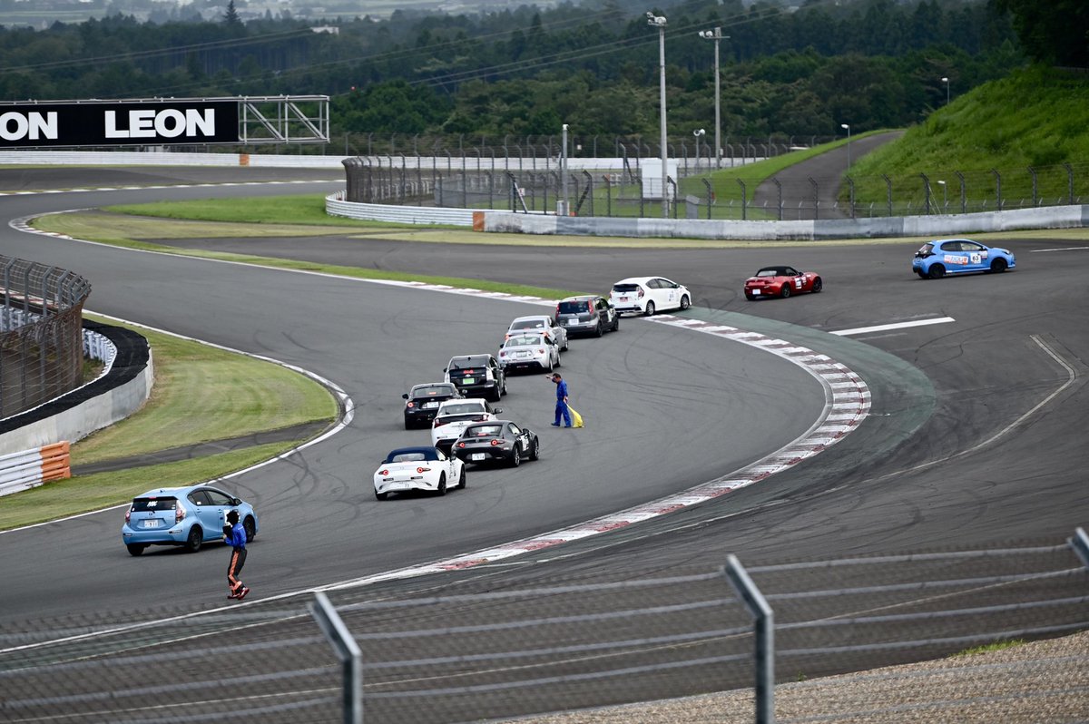 TN_eki's tweet photo. #富士スピードウェイ #EcoCarCup 2023
勝手ながら撮影させて頂いてました!
元々ここ来るつもりなかったのでナナニッパしか無く、全然距離足らず…💦
かなりラフな雰囲気のレースで、自分も興味が湧きました😇 自分のノーニスはe-POWERでは無いので勝つのは不可能ですが、参戦出来るならしてみたい… https://t.co/BHrcvrL8TY