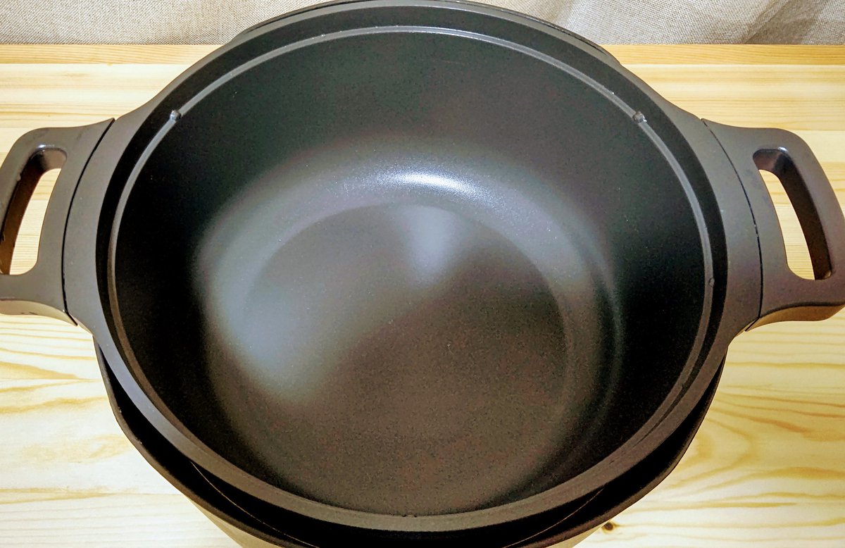 JoyVivalonen's tweet photo. ドウシシャの Kamome グリルパンで、ゴーヤのほうとう鍋を作った。
いつものポタージュと共に頂いた。
ほうとう麺は廣瀬無線のホームベーカリーで捏ねたものを延ばしただけ。
かぼちゃと人参の甘味にゴーヤの苦味に味噌の旨味でめちゃくちゃ美味かった。
#RSY2
#KGP1
#HRB120 https://t.co/JRXpqZC2pa