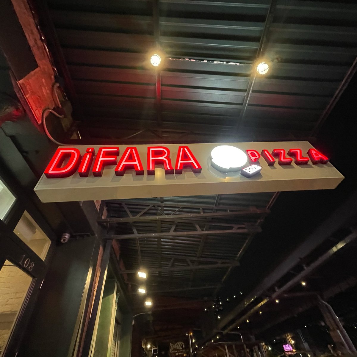 PaulRieckhoff's tweet photo. Officially my favorite slice in NYC. River gave it a 100 last night. The best new addition to the Seaport since the Rooftop at Pier 17. And that’s saying something. @difara = greatness. #IYDKNYK #ILoveNYC #SummerInTheCity #DiFara 🍕🗽 https://t.co/zetNgSVVuZ