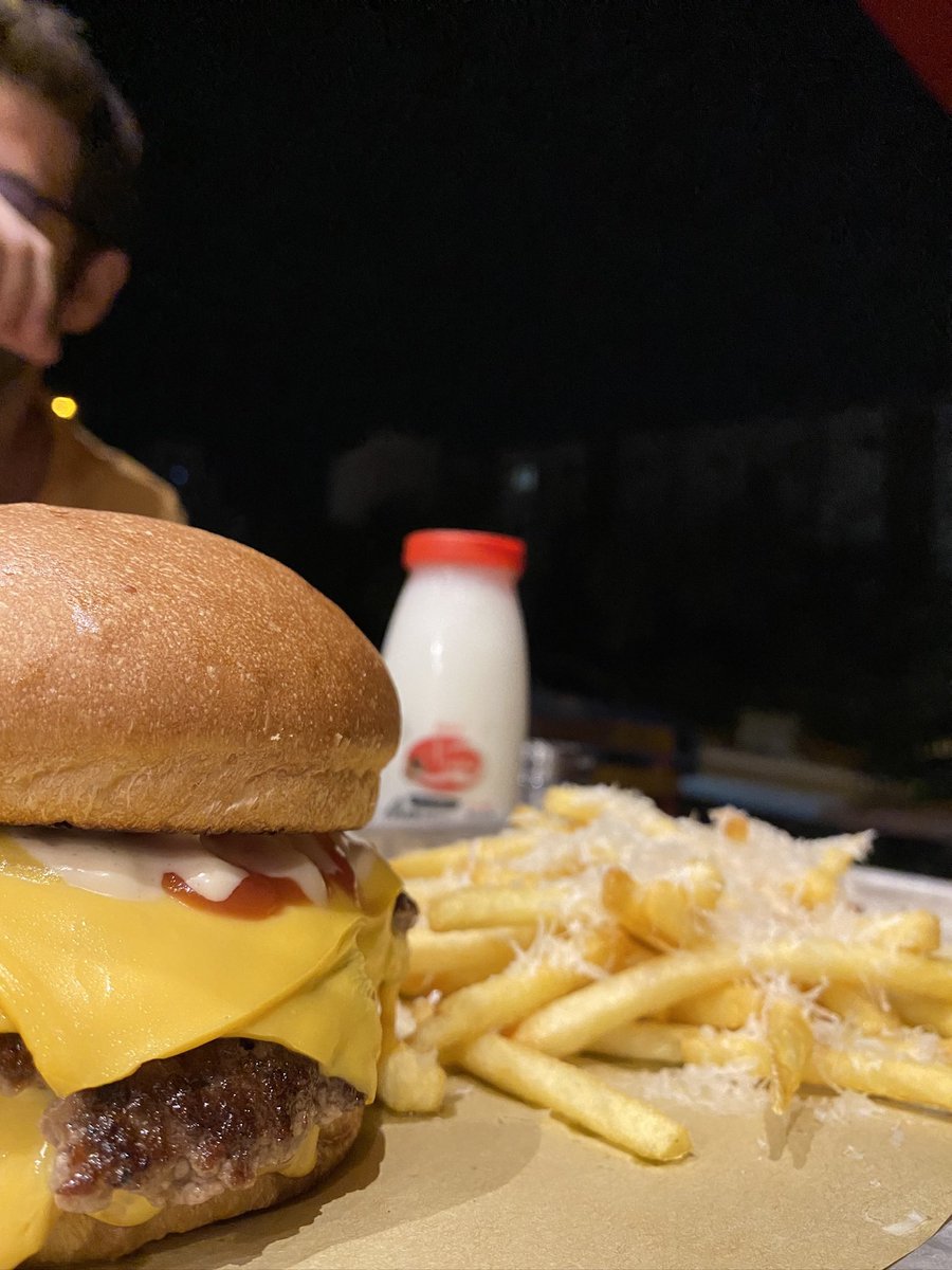 bilgecontent's tweet photo. Hoop Burger - Ankara

İnsanlara Ankara’daki tek önerdiğim artizan burgerci. Hotdog’uda şehrin en iyisidir, Türkiyede ilk 3’e kesinlikle girer.

Mc Donalds original Cheeseburger, (smash köfte)
Silivri Kara Maya ayranı

Ziyaret ederseniz vizyon ve damağınıza çok şey katacaktır https://t.co/XzohPd5E7A