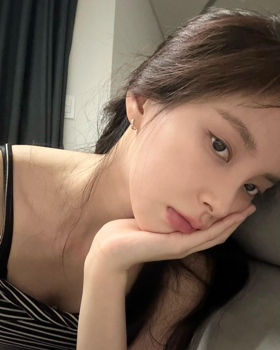 shizukuinfires's tweet image. Soohyun's signature pose(?) ahahahah and there is more of her doing this pose