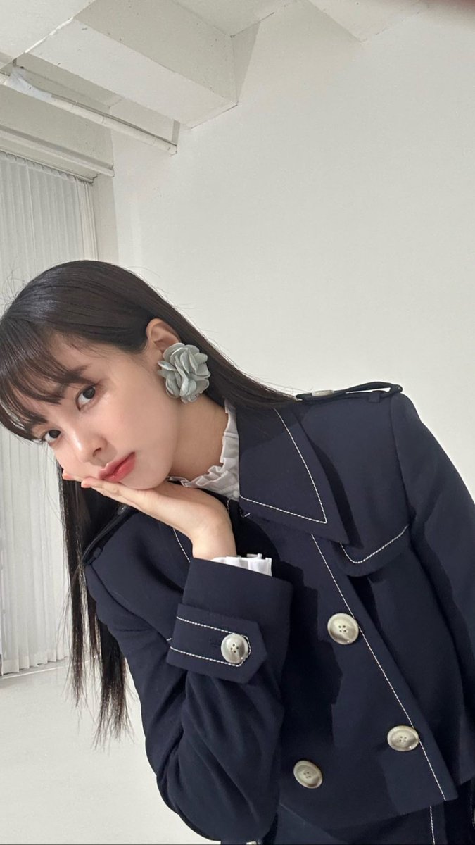 shizukuinfires's tweet image. Soohyun's signature pose(?) ahahahah and there is more of her doing this pose