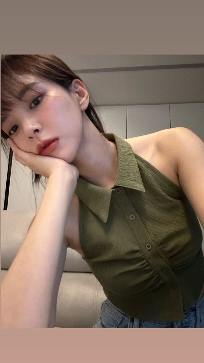 shizukuinfires's tweet image. Soohyun's signature pose(?) ahahahah and there is more of her doing this pose