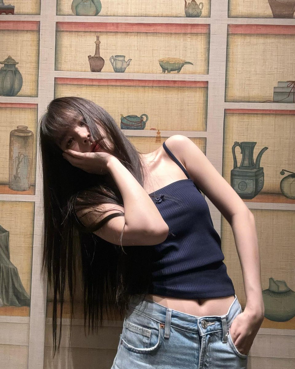 shizukuinfires's tweet image. Soohyun's signature pose(?) ahahahah and there is more of her doing this pose