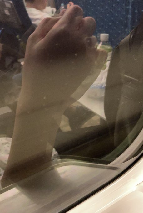 新幹線にうつると体が半透明になったみたいで、ちょっと思しろいw https://t.co/CPumCnFffL