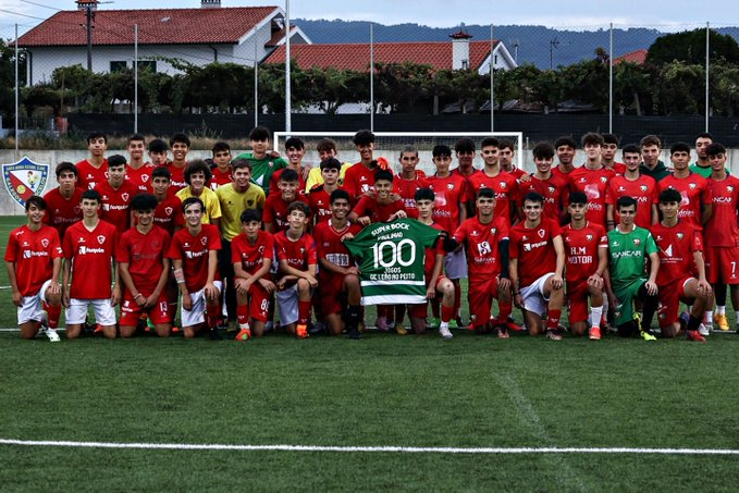 Lindo gesto 👏

Paulinho não esqueceu o Santa Maria, clube da sua formação, e ofereceu a camisola comemorativa das 100 partidas pelo Sporting.