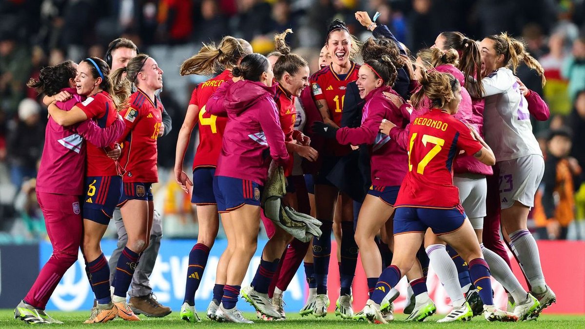 copaalemdacopa's tweet photo. Nem tudo é conto de fadas na Espanha que chega à final da Copa do Mundo em apenas 3 participações.

No ano passado, 15 jogadoras enviaram cartas à federação dizendo que não queriam ser convocadas por causa do técnico Jorge Vilda.

A federação chamou o protesto de "inaceitável". https://t.co/oWDsmLve4K