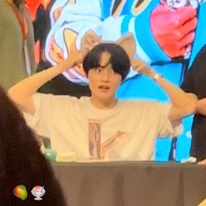 chenlewall's tweet photo. he's so cat im crying :( https://t.co/vuB8fgxcya