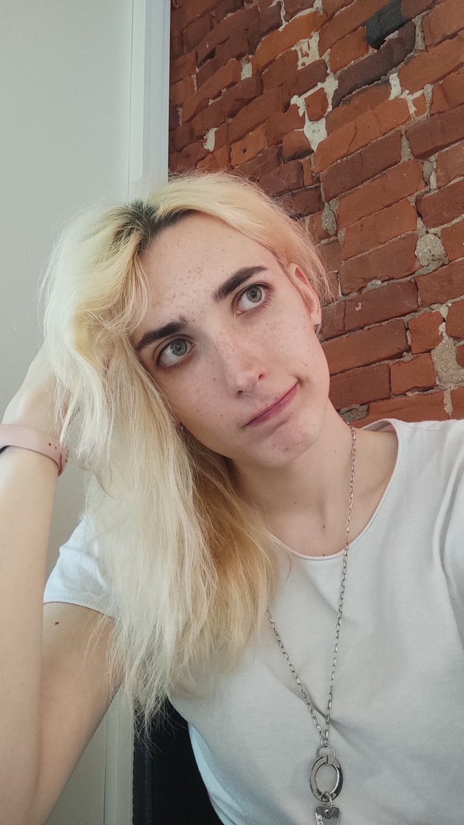 Мне очень не нравится, когда пренебрежительное "трап" используют в отношении транс-девушек. Это не одно и то же и вы не можете так говорить, если человек не дал на это добро. 

Картинки для сравнения.