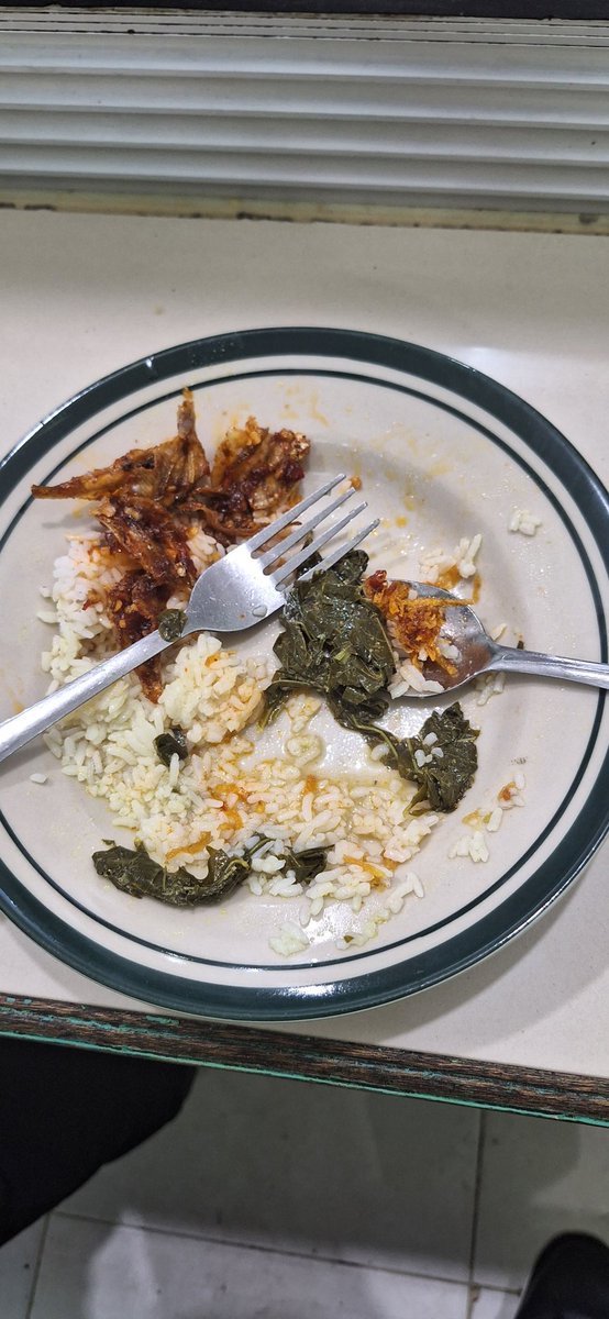 iwdarmawan17's tweet photo. Saat rindu masakan ibu, ikan asin dan sayur daun ubi warteg menjadi penawar.
2 kali ke palembang, hanya blm sempat pulang ke rumah bertemu org tua. mmg rindu ini sdg memuncak bahkan nyaris tak terbendung.
#iwdarmawan 
#kmhdi https://t.co/oQfBo2N8tS