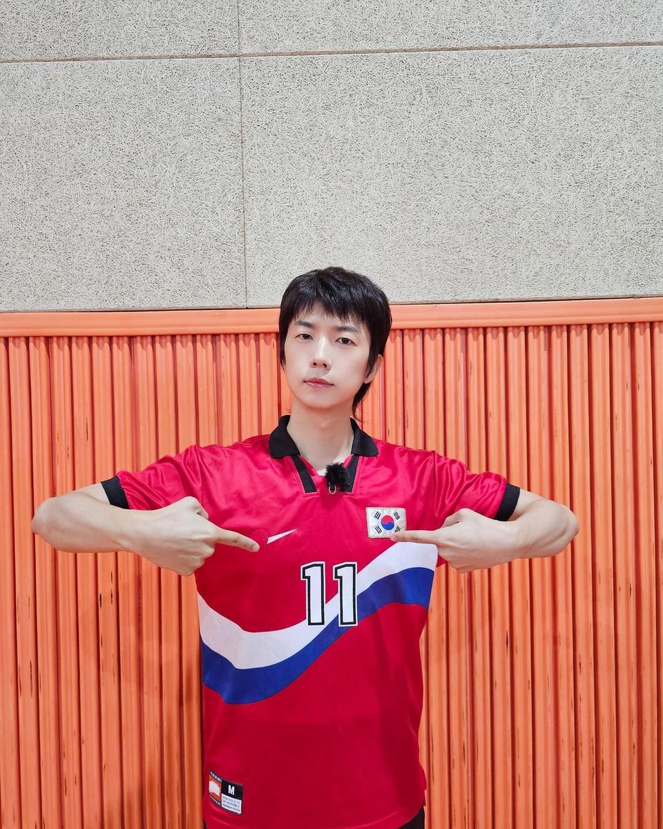 2pmalways's tweet photo. [2PM IG]
Striker Jang Wooyoung attacking Hottest's hearts! ⚽

#FaceAttack✨ #CutenessAttack🐤 #430Points💘
https://t.co/MoWATdn1kT https://t.co/8E4XBtrFQH