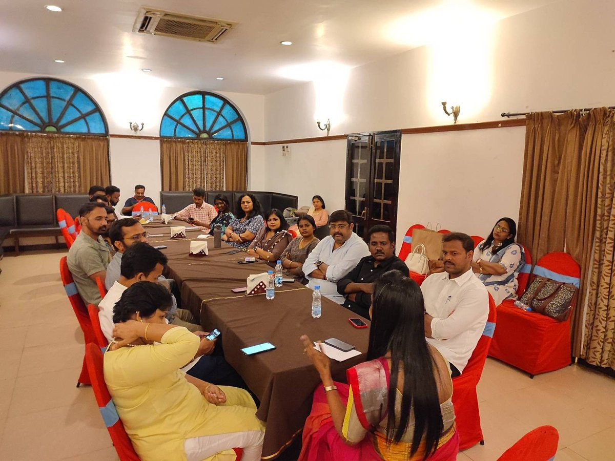 ThalaivaNxt's tweet photo. Happy to have the Thalaivas &amp; Thalaivis back - for an evening meet-up today! A Session on "Micro Habits Macro Impact" by Dr. Deepashree is underway.

#tamilnadupolitics #thalaivanxt #leadershipdevelopment https://t.co/Kc5QDuygFL