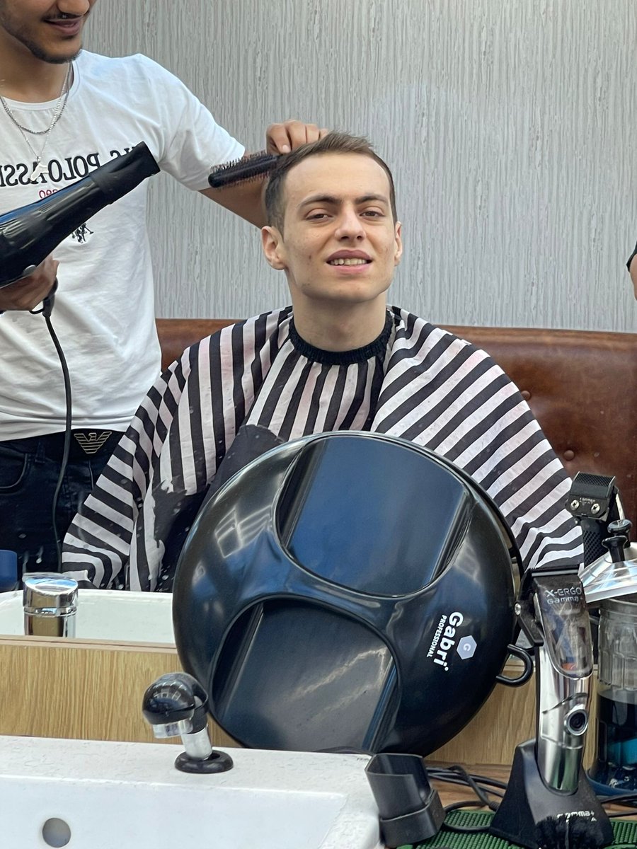 Cascade_Cohen's tweet photo. Harry had visited the barbers today!! Looking very dapper HarryπββοΈβοΈπ
#haircutandshave
#lookingsmart https://t.co/1uD3DfUUXg