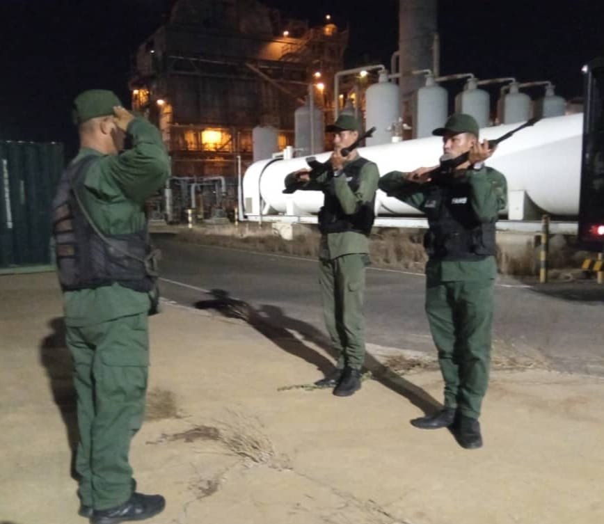 FalconZodi12's tweet photo. #EsNoticia📰|| Efectivos militares adscritos a la #ZODIFalcon bajo las orientaciones del GD. @ARNOSF mantienen patrullajes en las áreas externas del #CRP a fin de garantizar el resguardo de las instalaciones de la empresa estratégica. https://t.co/ekTZ8mRCK5