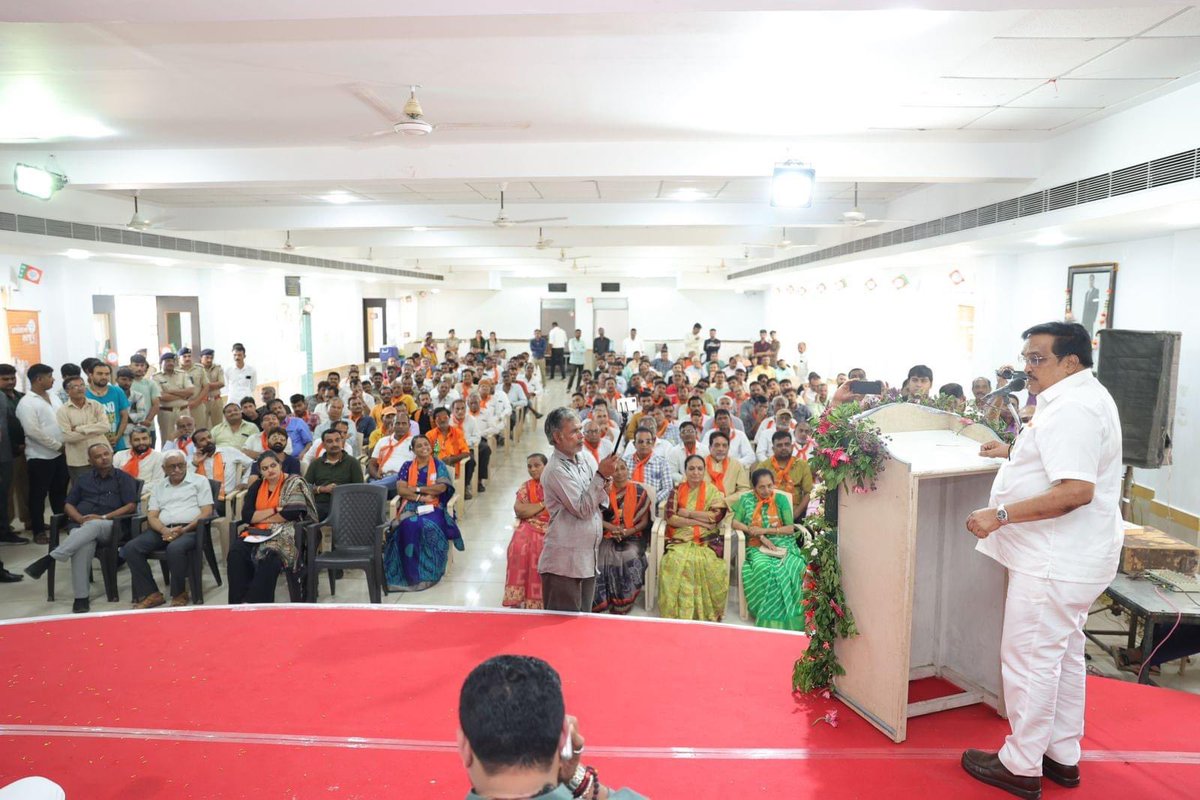 રક્તદાન એ મહાદાન છે, 
રક્દાન એ જીવતદાન છે 

આજે કેશોદ ખાતે યુવા ભાજપ મિત્ર મંડળ દ્વારા યોજાયેલા મહારક્તદાન કેમ્પ અને સર્વ રોગ નિદાન કેમ્પમાં ઉપસ્થિત રહી મહાદાન કરનાર સર્વ દાતાઓને રૂબરૂ મળવાનું સૌભાગ્ય પ્રાપ્ત થયું. આ સાથે એમ્બ્યુલન્સનું લોકાર્પણ કર્યું. 

રક્તતુલા બદલ સર્વ યુવા