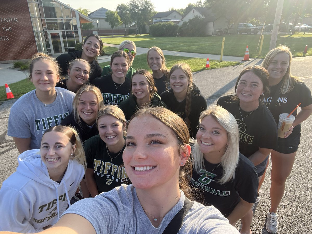 TiffinUSoftball's tweet photo. Our first newbie is here!! 💚🐉 welcome Jadyn Bassi! @BassiJadyn #GoGons https://t.co/hp4pV9JO5d