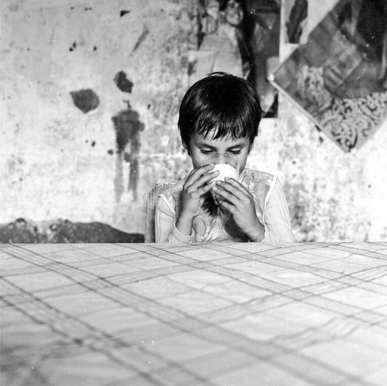 "El vaso de leche" 📷 Armindo Cardoso (1971) #DíaDeLaFotografía

Foto para ilustrar un folleto del Medio Litro de Leche, medida del programa del gobierno del Presidente Salvador Allende para salvar de la desnutrición a niñas y niños de Chile <a href="/BNChile/">Biblioteca Nacional</a> #50AñosDelGolpe