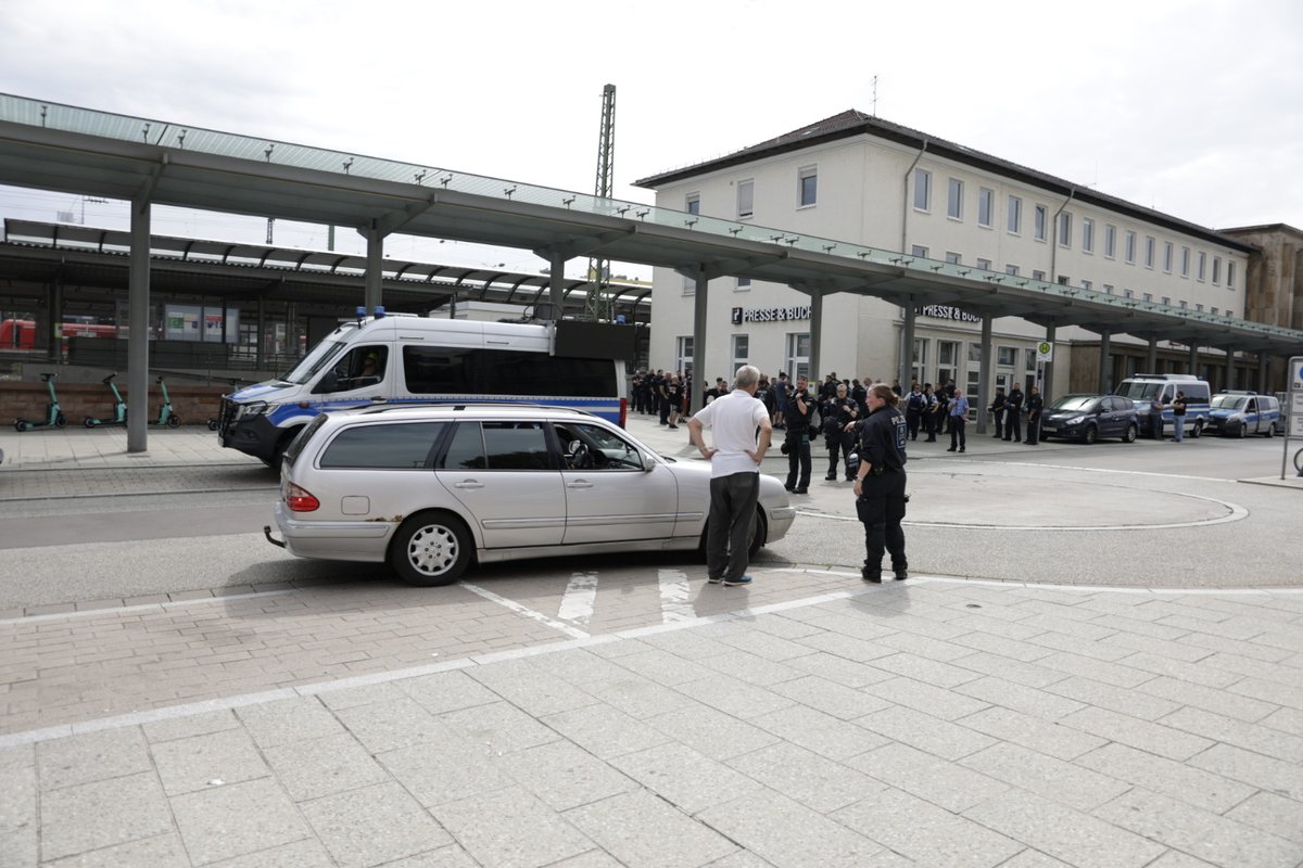 KaiSchwerdt's tweet image. 14:45 etwa 20 Nazis bisher. Christian Worch auch eingetroffen. #kl1908