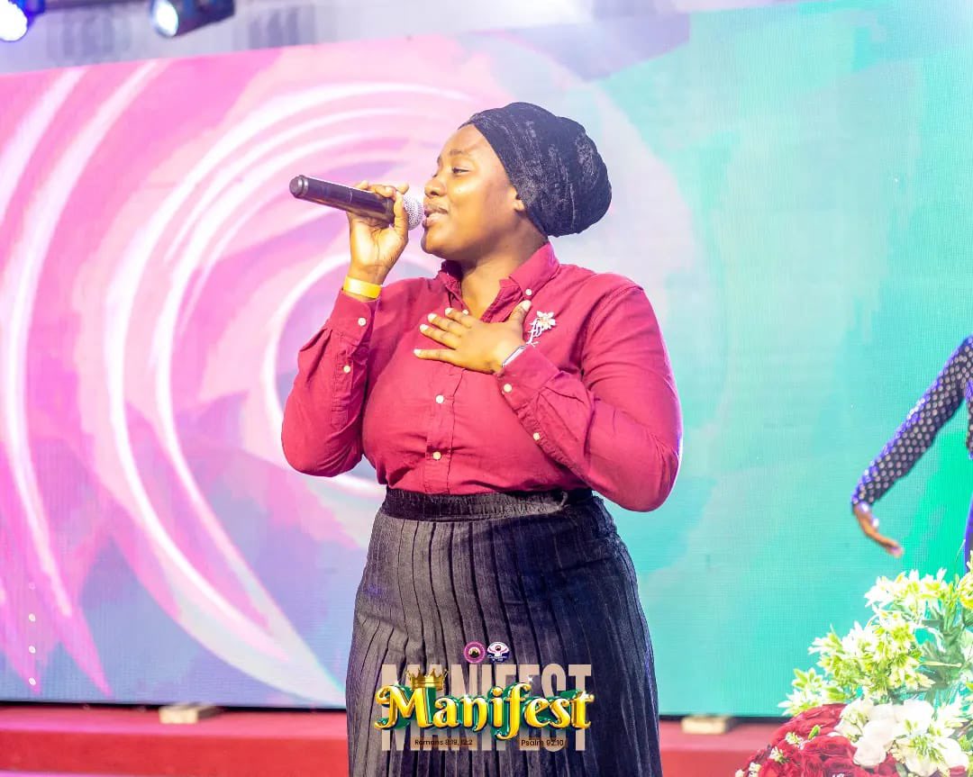 MFMWorldwide's tweet photo. 🎶🎵Hands up, arms  open wide as the sky, we lift you up.

Let every other name fade away🥳🙌🏿

#PraiseAndWorship 🕺💃 
#Manifest
#DozConference
#DozConference2023
#DOZ8.0
#DozMfmYouthChurch
#MfmIntlHqYouth
#ThePlaceOfHisGreaterGlory 
@REAL_DKOLUKOYA https://t.co/rteD7nBXaU