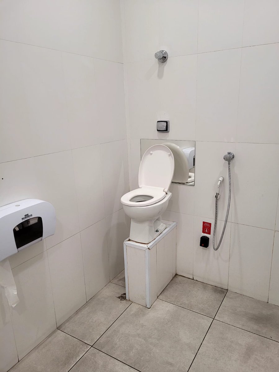 Temple_Oraeki's tweet image. At first glance, you&apos;d likely scream, &quot;so weird&quot;. But this toilet facility also depicts &quot;inclusion&quot;. 

It is an Ostomy-Accessible or Stoma-Friendly Toilet that is designed to accommodate people who have undergone ostomy surgery. 

#EndOpenDefecation #Sanitation4All 
1/4