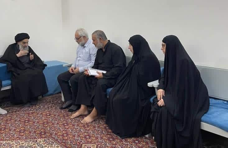 استقبل سماحة السيد السيستاني (دام ظله) قبل ظهر اليوم عدداً من المواطنين من أهالي منطقة الجادرية الذين سبق أن ظهروا في وسائل الإعلام واشتكوا مما يتعرضون له من ضغط وتهديد للتخلي عن أراضيهم لصالح بعض الجهات.
وأدان سماحته هذه الممارسات المخالفة للشرع والقانون، مؤكداً أن من أهم واجبات