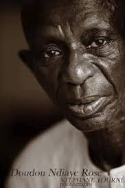 🪘Doudou Ndiaye Coumba Rose 🪘 

…et ses doigts alors, il maîtrisait le Do, Re, Mi, Fa, Sol, La du Sabar à merveille parce que Doudou Ndiaye était le mathématicien des tambours, le mathématicien des rythmes.
C’est sa mère qui s’appelait Coumba Rose.
Le maestros a prouvé 
1/6