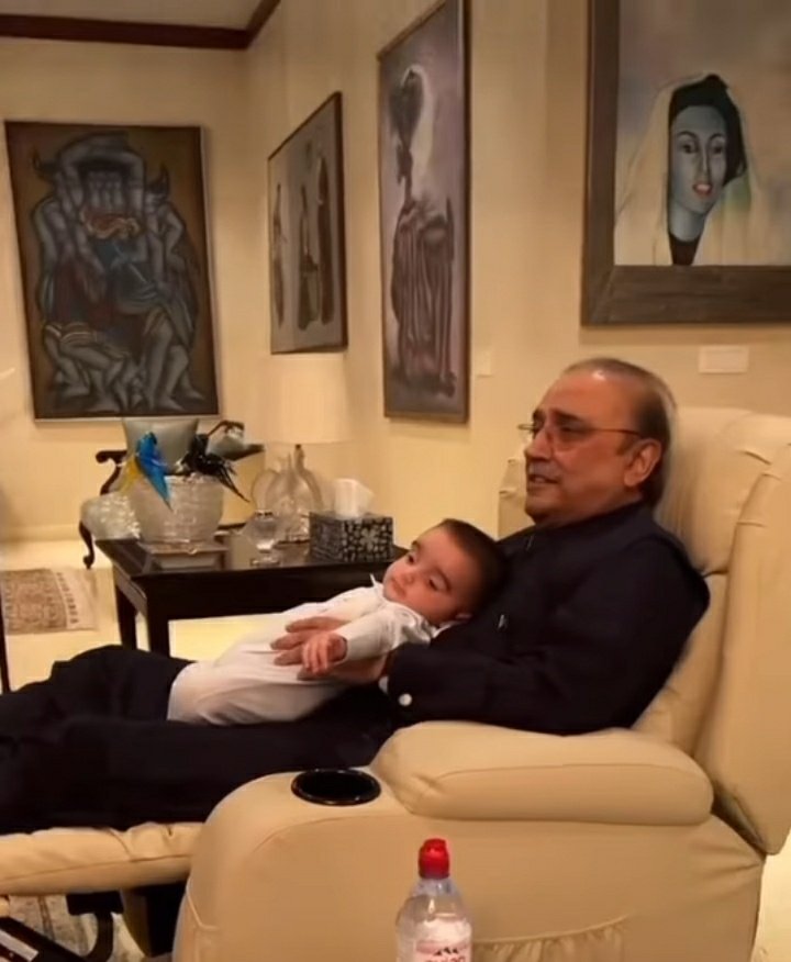 BhuttoMaryam's tweet photo. Mir Hakim with his nana baba! ♥️🧿 @BakhtawarBZ https://t.co/QGugHzXWGX