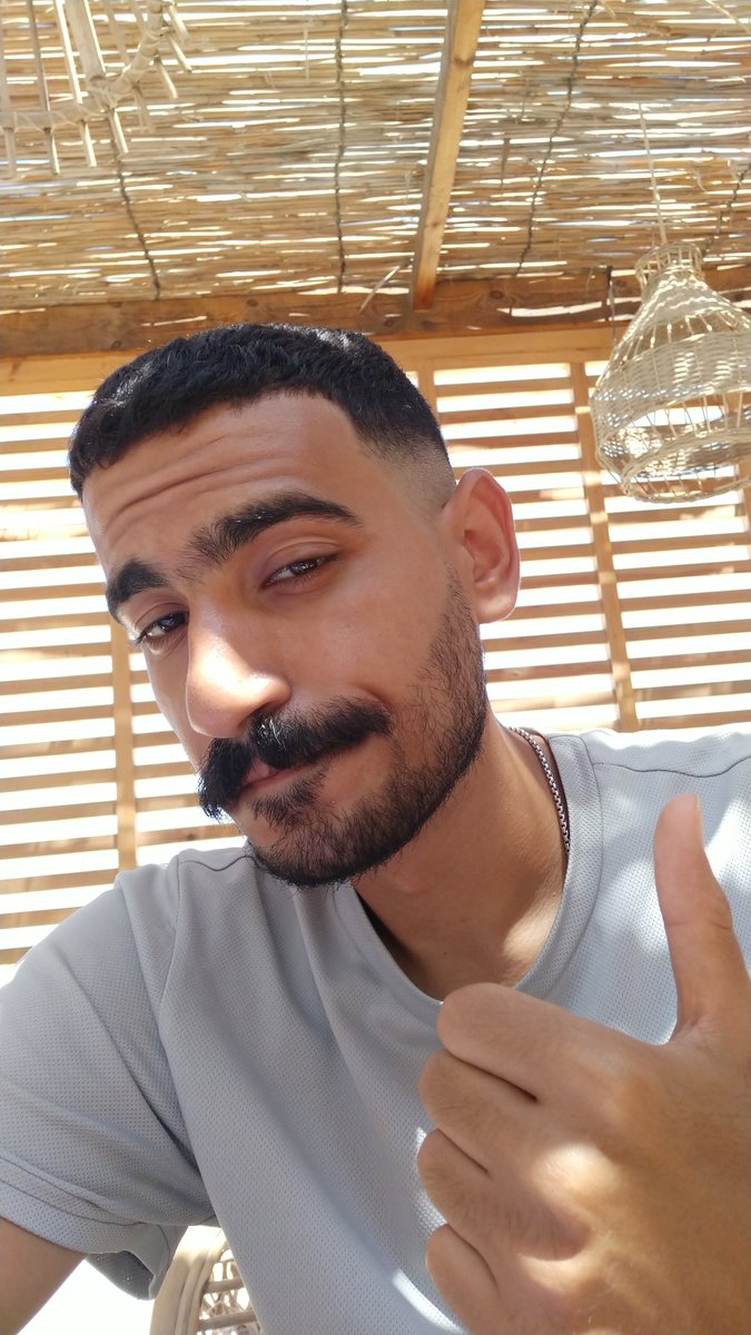 PeterEshak5's tweet photo. لما تبقي تعبان و بترجع و عندك سماعة قاطعة تويتر في الشغل و عندك حفلة فيها اكتر من ٤٠٠ فرد بس انت حالق قبلها بيوم👍🏻 https://t.co/1OzgCdKO6a