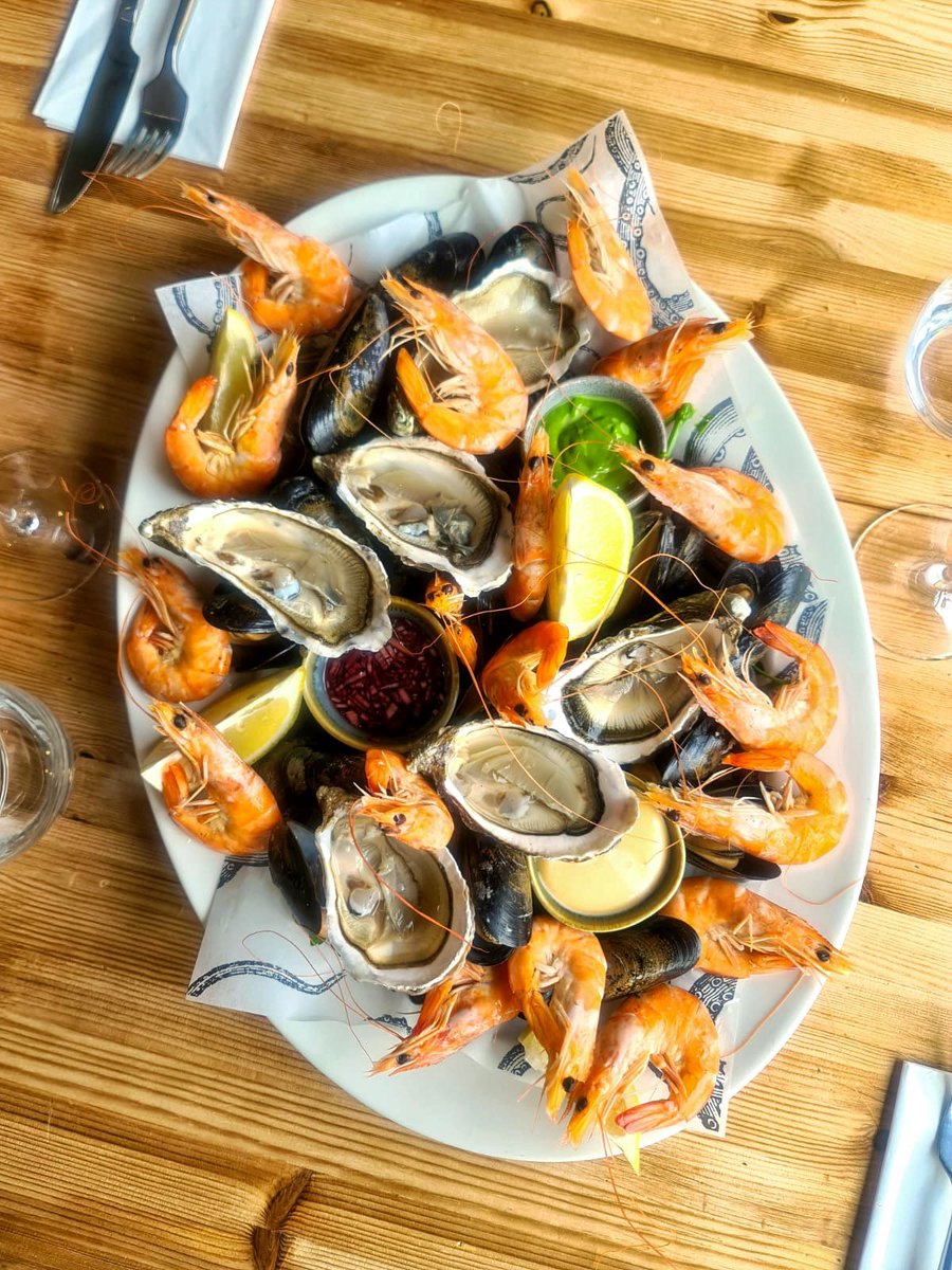 thescallopshell's tweet image. Super fresh shellfish weekends 🤩🦐🦪

There’s nothing nicer than a seafood platter with a cold, crisp glass or two of something delicious 🥂

#shellfishplate #shellfishlovers #thescallopshell