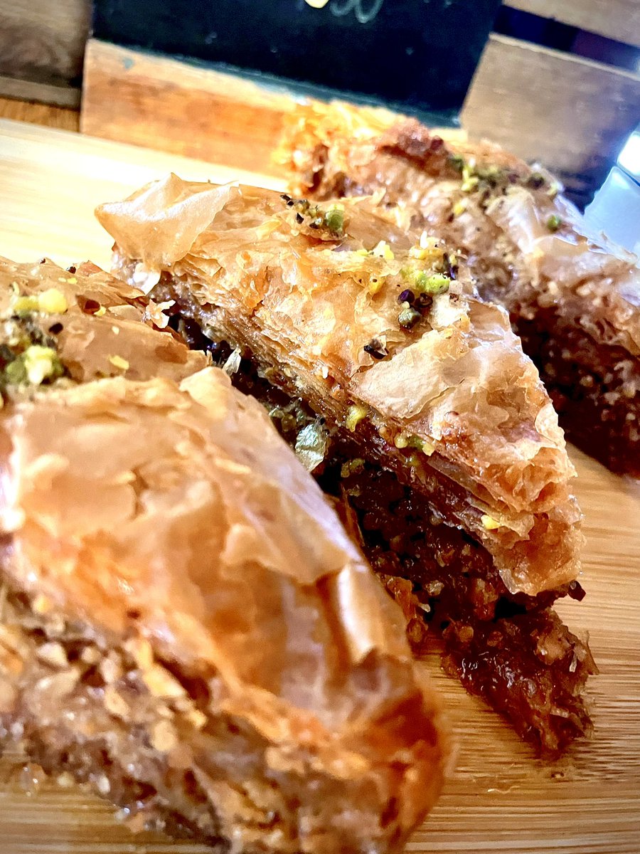 totterdownshake's tweet photo. Today we’ve got some fresh baklava and vegan spinach swirls fresh from the oven. Delicious Greek food from Lifas Kitchen. #totterdown #bristoleats #bestofbristol #bristol365 #foozie https://t.co/PhN38xdFH7