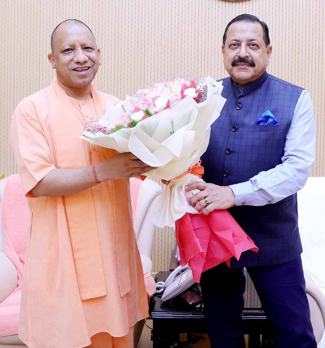 माननीय केंद्रीय मंत्री डॉ. जितेंद्र सिंह जी से आज मुख्यमंत्री श्री <a href="/myogiadityanath/">Yogi Adityanath</a> जी महाराज ने लखनऊ स्थित अपने सरकारी आवास पर शिष्टाचार भेंट की।

<a href="/DrJitendraSingh/">Dr Jitendra Singh</a>
