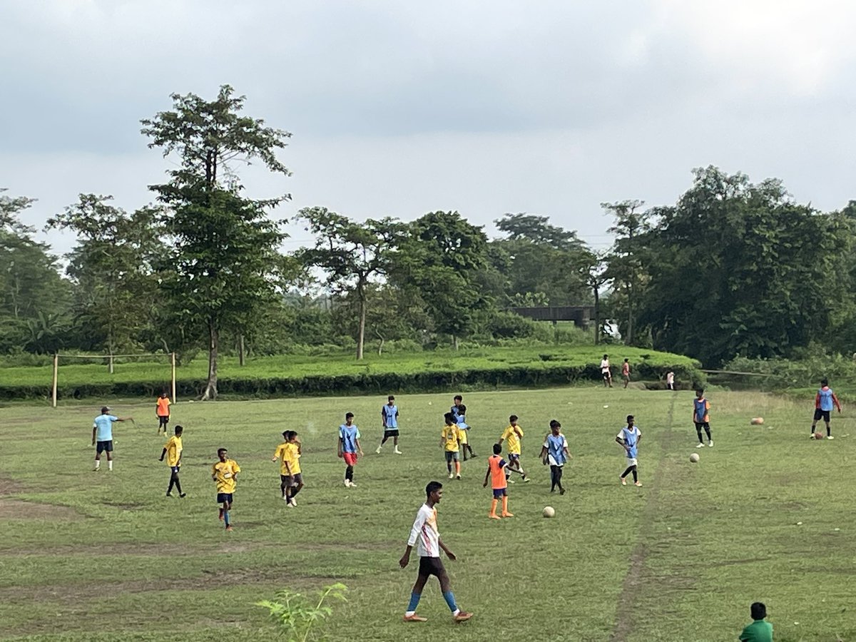 dilipdugar's tweet photo. Rain and Football.

#moonson #worldphotographyday #football #teagarden https://t.co/w6z1ug0mq1