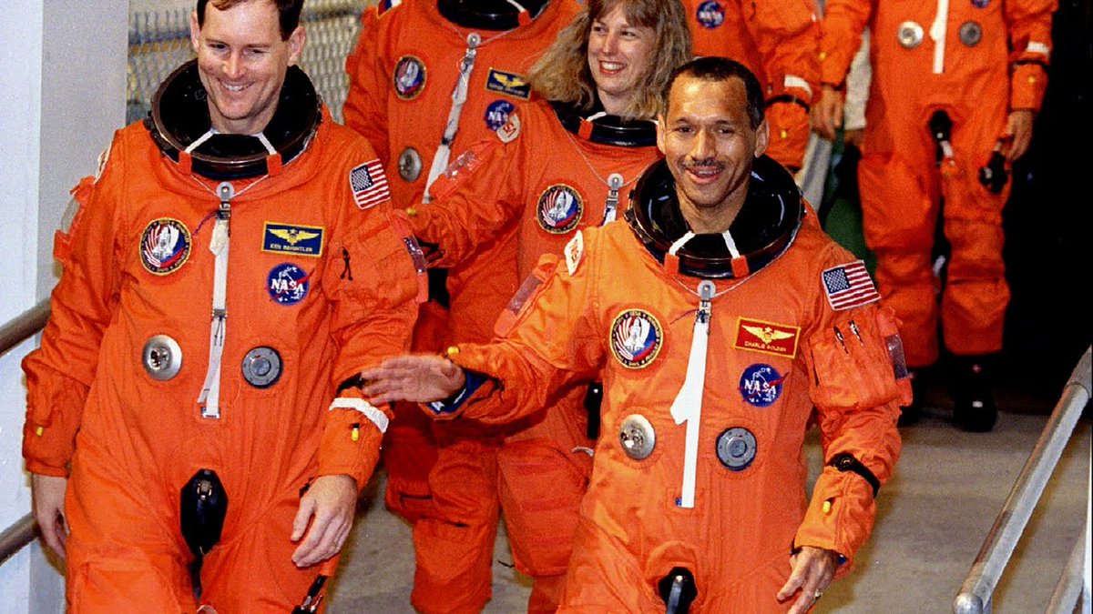 Astro_Cady's tweet photo. 🥳 🎂Please join me in extending warm birthday wishes to former @NASA Administrator @cboldenjr - who piloted 2 #SpaceShuttle missions and commanded 2 more - including #STS31, which deployed @NASAHubble. Here's to many more amazing orbits!💫
@HUBBLE_space https://t.co/EEi6SahLTA