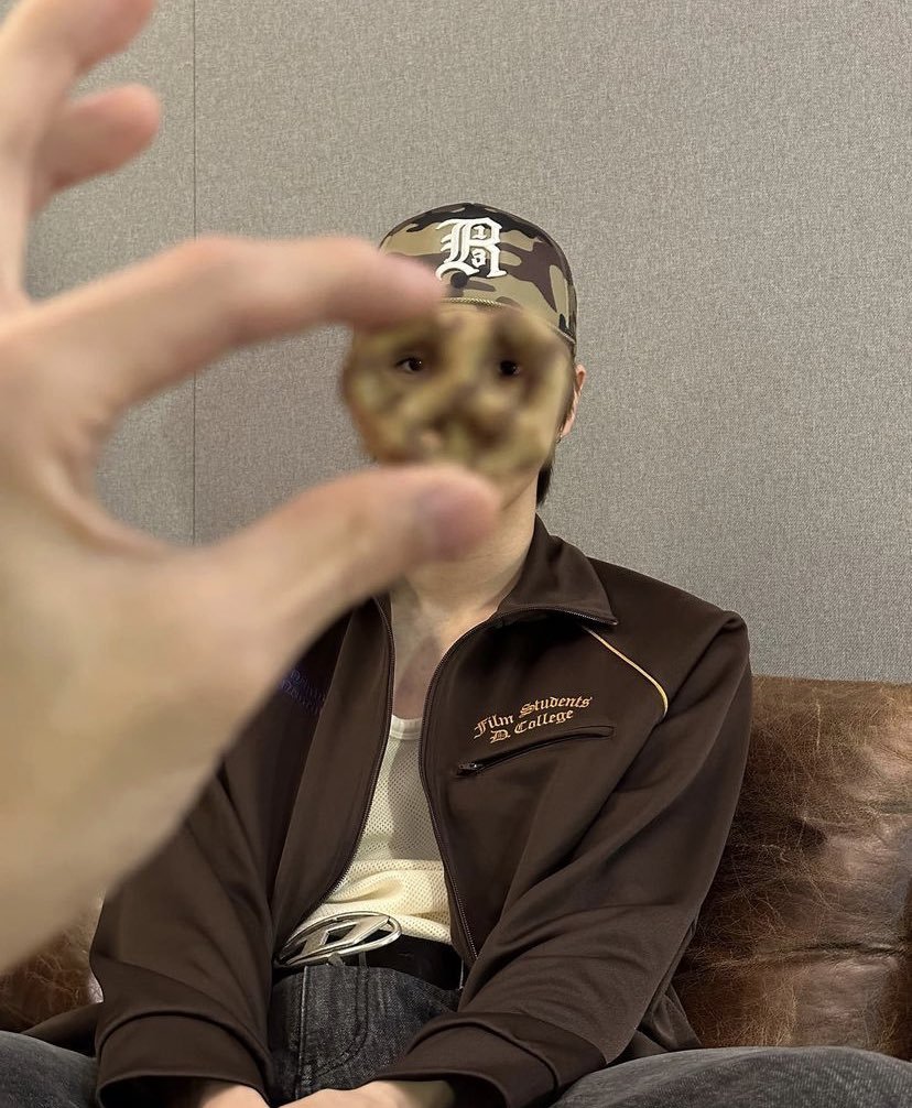 pahnthittao's tweet photo. Twisted-pretzel and biscuits faced. The S in Sungchan stands for snacks I guess? https://t.co/YROy0Y8F5n