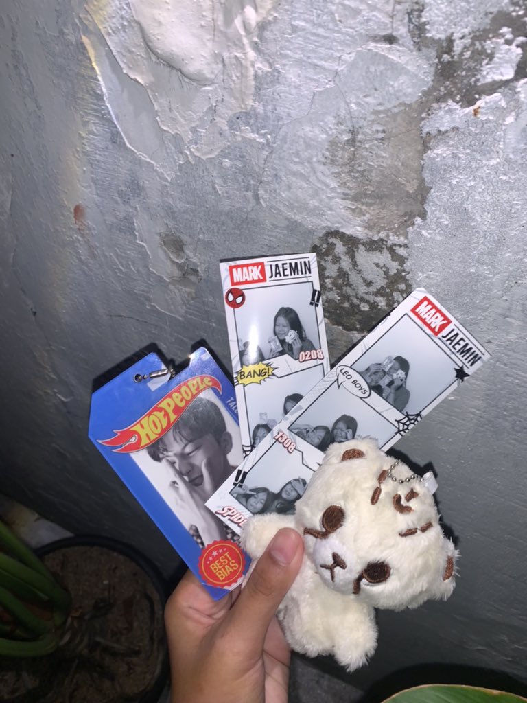 frame by <a href="/DEAR7DREAMID/">DEAR 7DREAM</a>