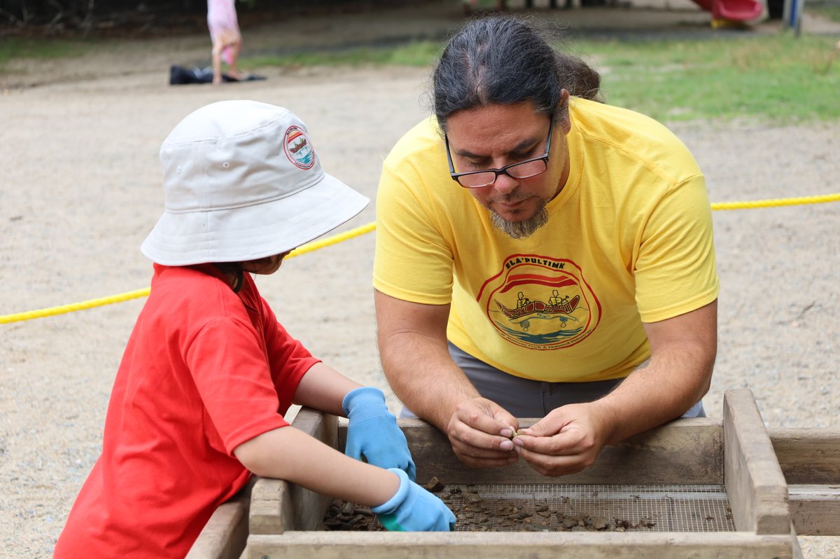 Joignez-vous à nous à #Kejimkujik pour notre camp de jour d'archéologie pour les jeunes Mi'kmaq! ☀️ Ouvert aux jeunes Mi'kmaq de 10 à 15 ans du 21 au 25 août 2023. 🌟 L'inscription, la nourriture, et le transport sont gratuits!
Contactez-nous : Kejimkujik-Mikmaw-Camp@pc.gc.ca