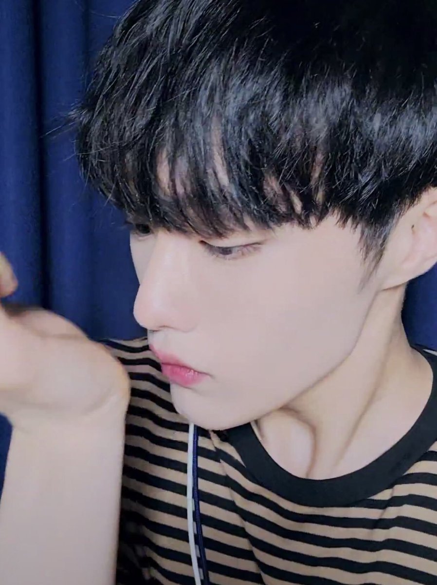 cixseed's tweet photo. — CIX's favorite fragrances, perfumes, colognes, and mists✨🧴🌬️

A thread🧵 for those wondering what the members use to smell good (and so that you can try and buy them too!) https://t.co/03NlmXl8jm