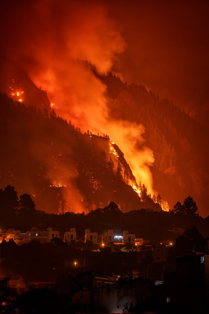 VctorRojas7962's tweet photo. Imagen que me ha encogido el corazón la que he podido tomar en Los Gómez, en La Orotava con el fuego bajando por los Órganos detrás de la zona de Pinolere y los altos de La Orotava. Esto es horrible #IFTenerife #IFArafoCandelaria https://t.co/POetV9SOsn